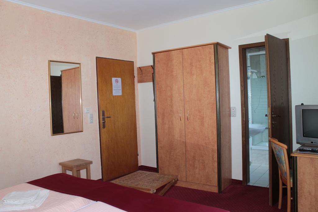 Garni Zum Adler Hotel Gensingen Exterior foto