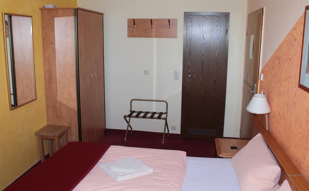 Garni Zum Adler Hotel Gensingen Habitación foto